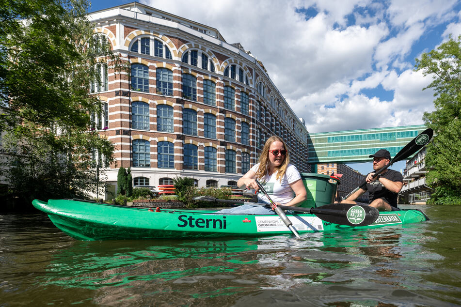 Die Boote sind mit Eimern und Müllgreifern ausgestattet.