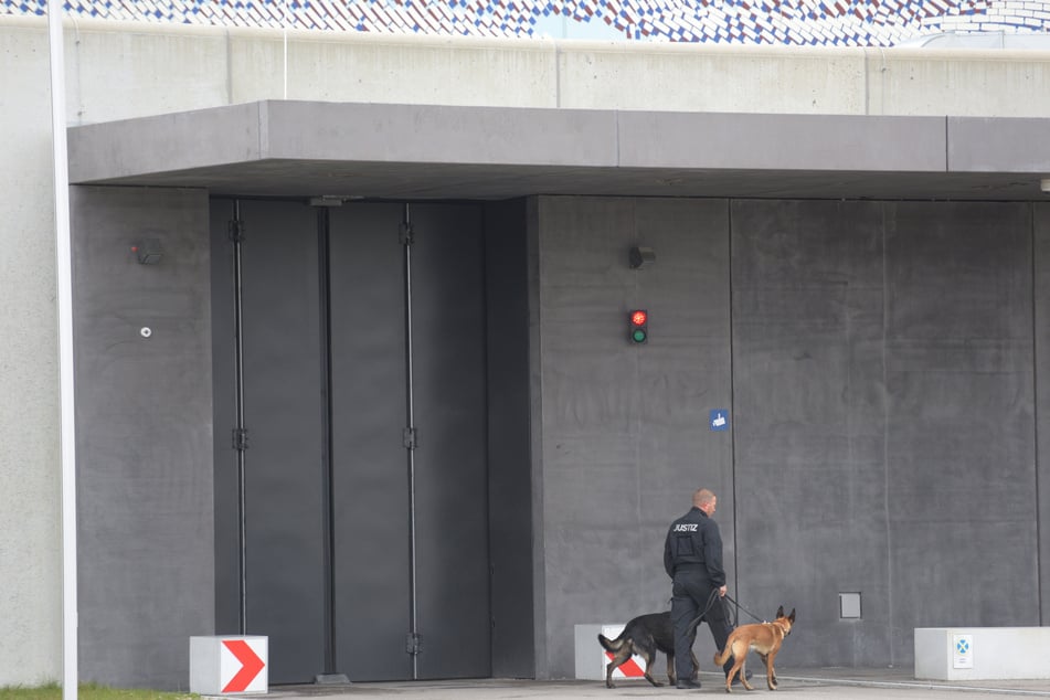 Räumlichkeiten des Gefängnisses bei Augsburg wurden nach schweren Vorwürfen durchsucht. Die Ermittlungen laufen.