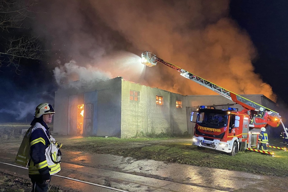 Rund 600.000 Euro Schaden nach Großbränden im Salzlandkreis! Feuerwehr wohl noch mehrere Tage im Einsatz