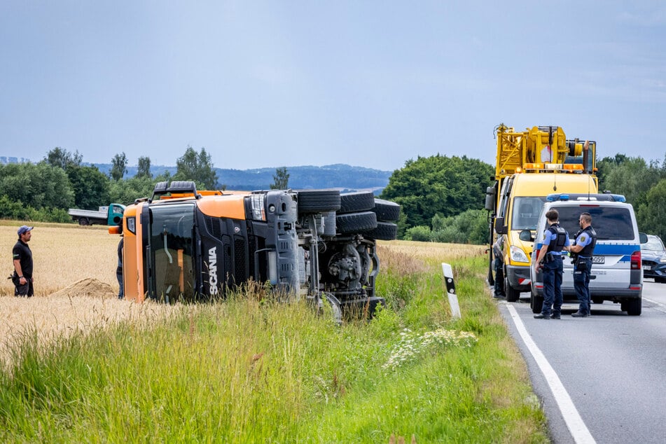 Ein Lkw der Marke "Scania" kam am Dienstag gegen 14.30 Uhr von der Fahrbahn ab und landete auf der Beifahrerseite.