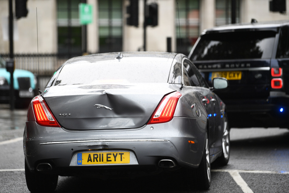 Das Auto des britischen Premierministers Johnson ist, nachdem ein Mann davor gelaufen ist, am Heck beschädigt.