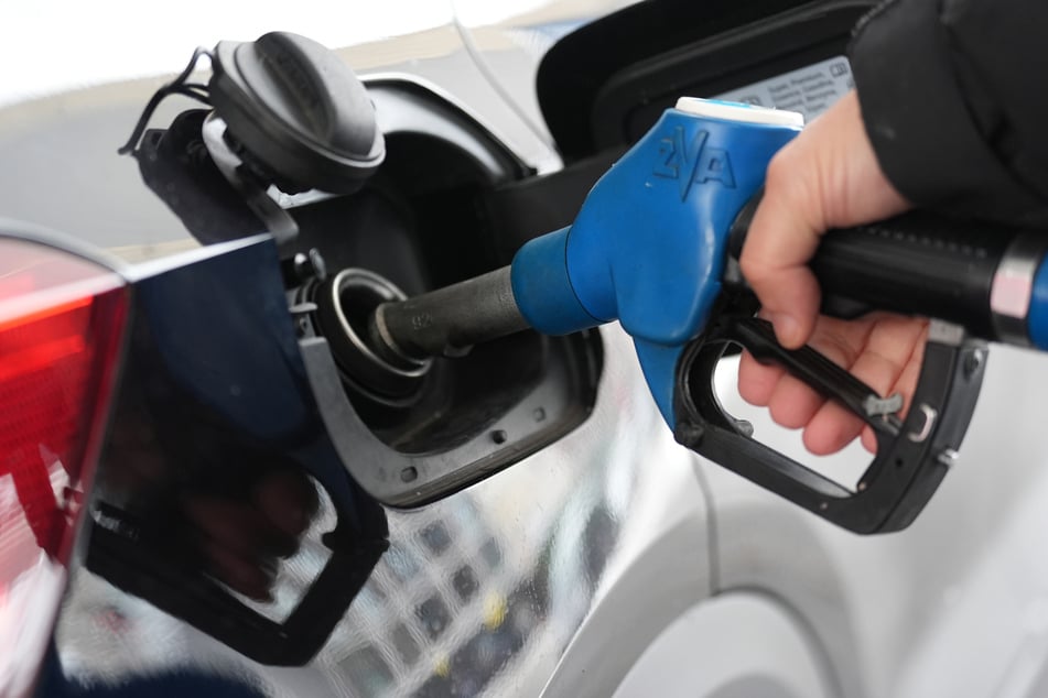 Sprit ist erstmals seit Kriegsbeginn im Tagesvergleich billiger.