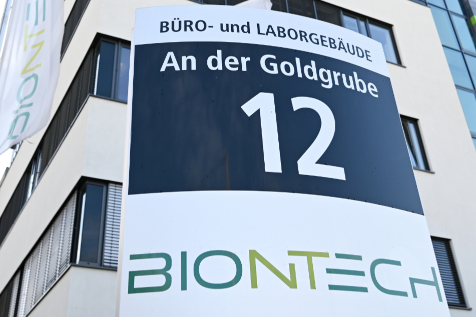 Das Logo des Biotechnologie-Unternehmens BioNTech ist na einer Stele vor der Unternehmenszentrale angebracht.