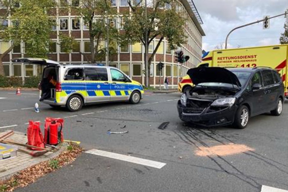 Bei einem schweren Unfall in Ratingen war auch ein Polizeiauto beteiligt.