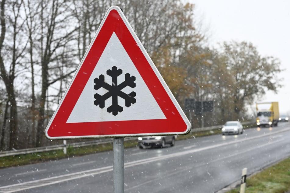 Autofahrern und Fußgängern wird wegen Glättegefahr zu erhöhter Vorsicht geraten.