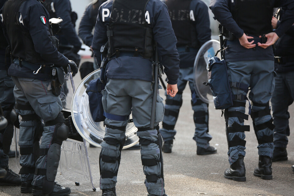 Mindestens drei Menschen wurden bei der Razzia festgenommen. (Symbolbild)