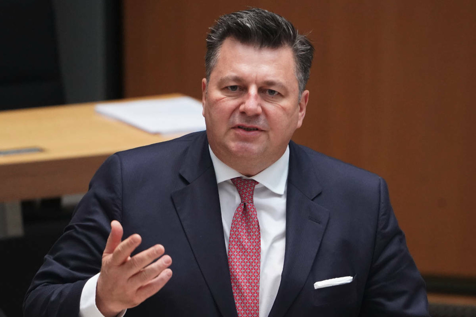 Berlins Innensenator Andreas Geisel (55, SPD) hat die linksradikalen Bewohner des besetzten Hauses "Rigaer 94" in einem Interview als "Gangster" bezeichnet.