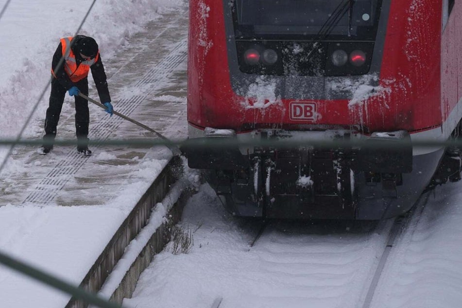 Hamburg: Schneechaos im Norden: Bahn-Verkehr weiter eingeschränkt, Warnung vor "markanter" Glätte