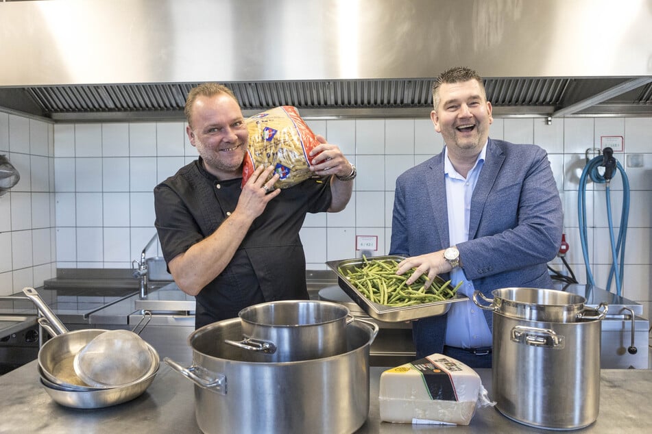 Koch Andreas Lindner (45, l.) und Flottenchef Stefan Bloch freuen sich auf das Catering an Land.