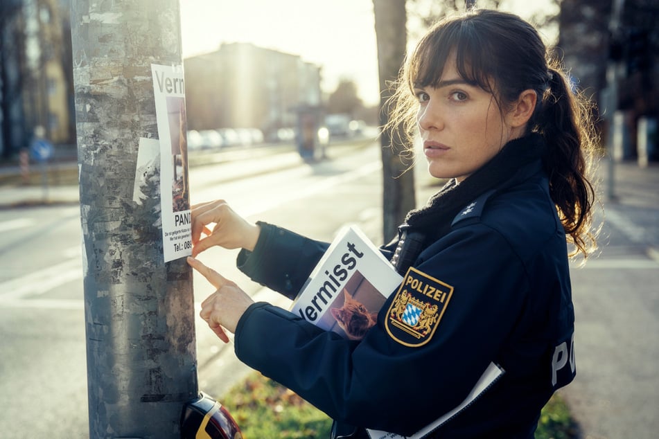 Bessie (Verena Altenberger, 33) hängt Katzensteckbriefe auf in einer Szene aus "Polizeiruf 110: Frau Schrödingers Katze".