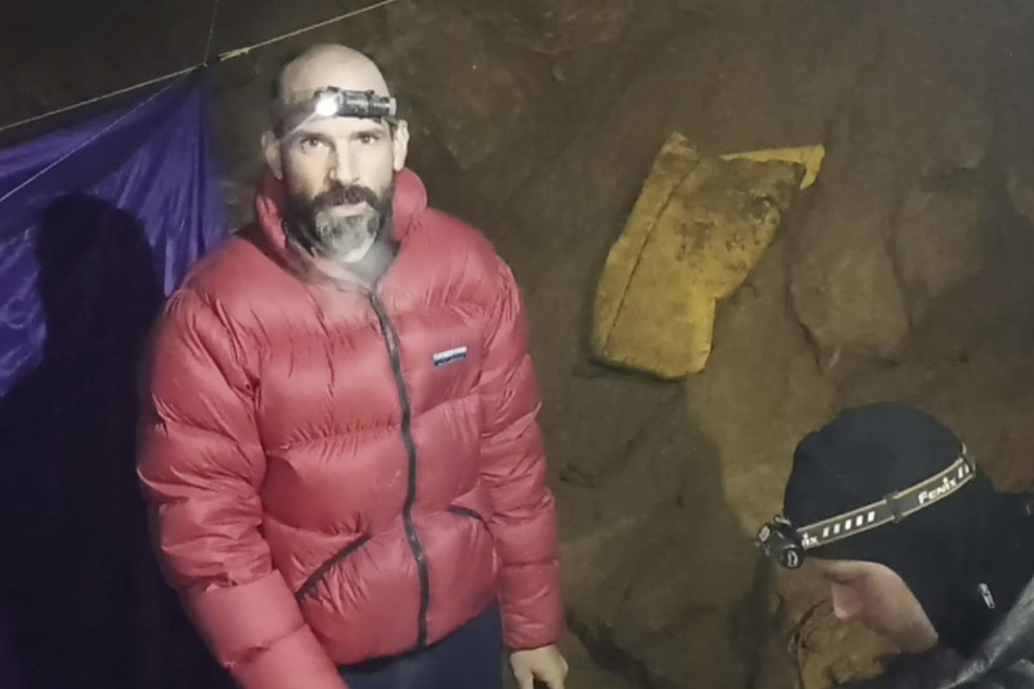 Der amerikanische Höhlenforscher Mark Dickey (40) sitzt neben einem Kollegen in der Morca-Höhle bei Anamur.