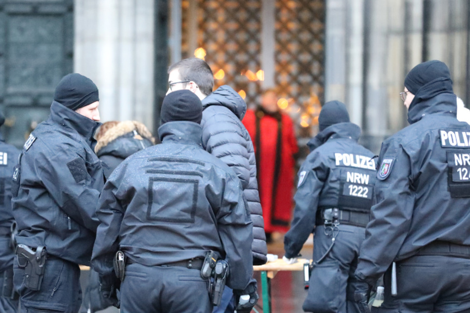 Einsatzkräfte der Polizei standen seit dem 23. Dezember des Vorjahres rund um die Uhr vor dem Kölner Dom.