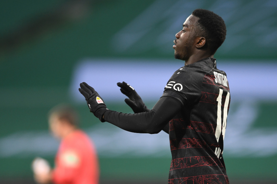 Gegen Werder Bremen trifft Silas Wamangituka (21) doppelt und wird für sein zweites Tor scharf kritisiert.
