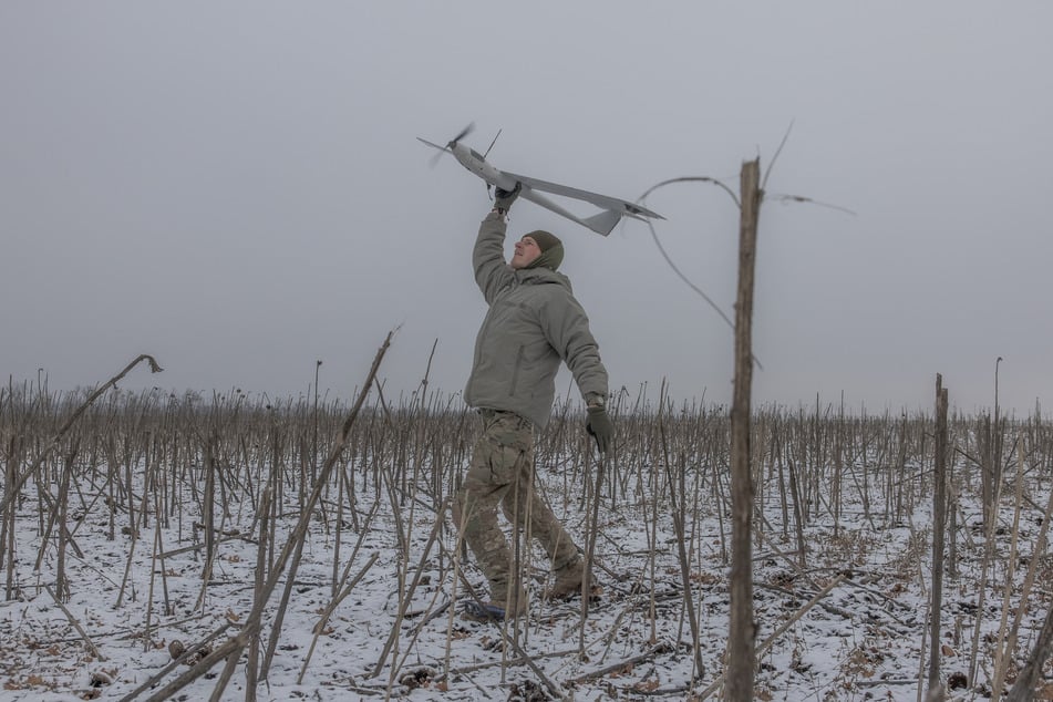 Ein ukrainischer Kämpfer lässt eine Überwachungsdrohne starten.