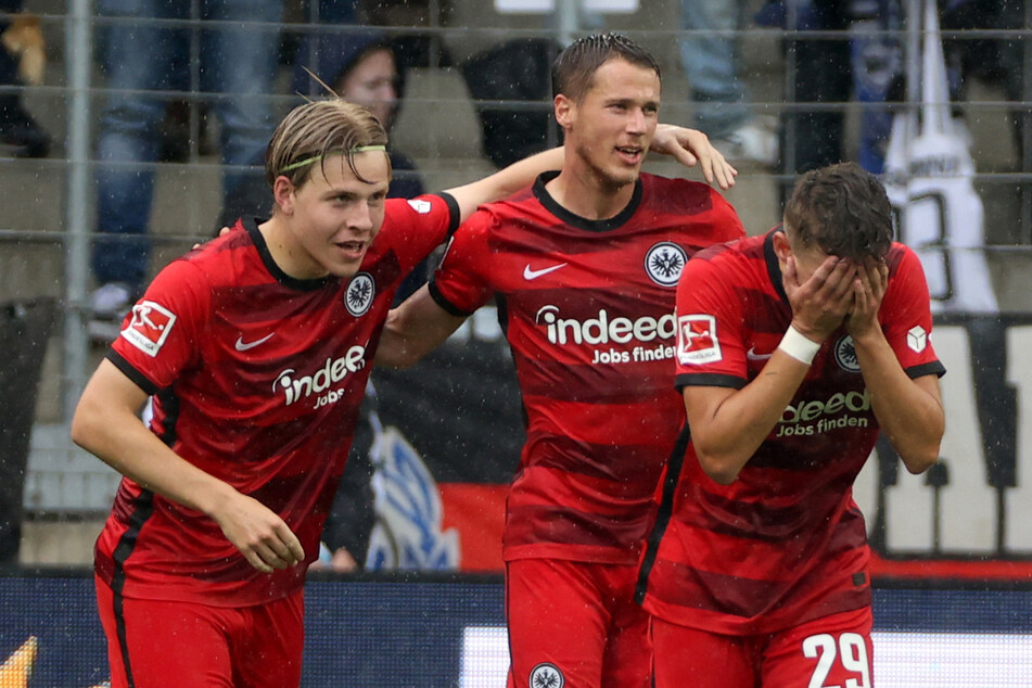 Immerhin Jens Petter Hauge (l.) traf für die Eintracht, doch sein Tor reichte nicht für den ersten Saisonsieg.