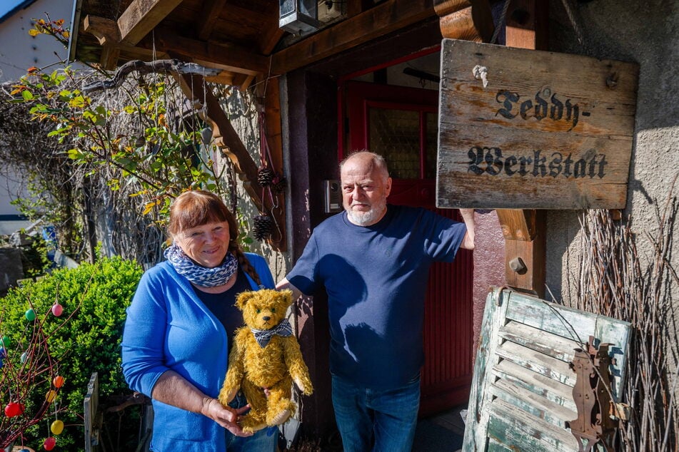 Verkaufen ihre befellten Schützlinge nur auf begründete Anfrage und nicht übers Internet: Dorothea Siegel (72) mit ihrem Mann Kurt (76) vorm Eingang zu ihrer Teddywerkstatt in Bockau.