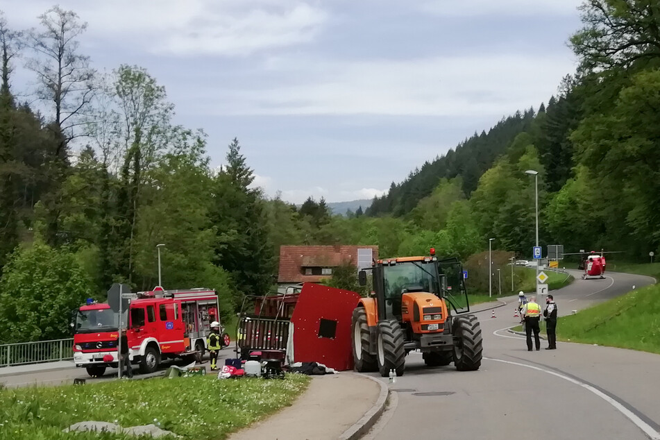 Der Anhänger war in einer Kurve umgekippt.