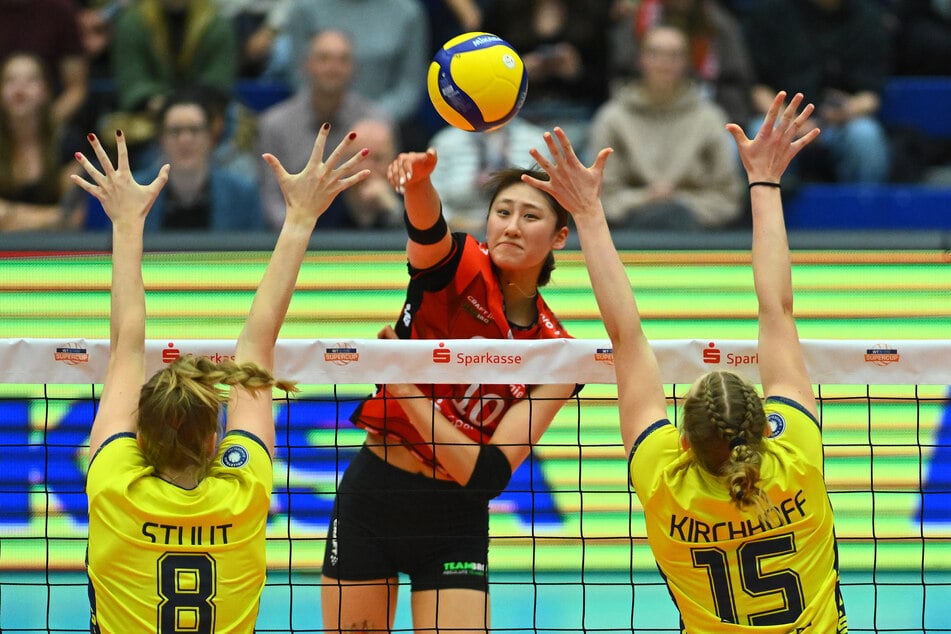 Starkes Debüt für den Dresdner SC: Miku Akimoto (19, M.) steuerte 18 Punkte bei und versenkte den Matchball.