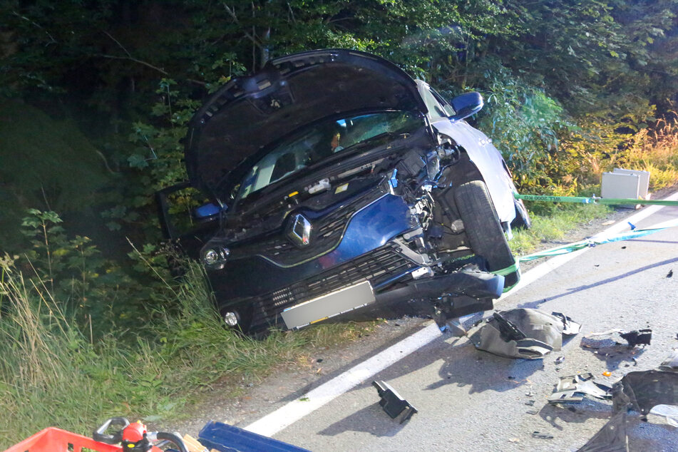 Der Renault wurde durch den Zusammenprall in den Straßengraben geschleudert.