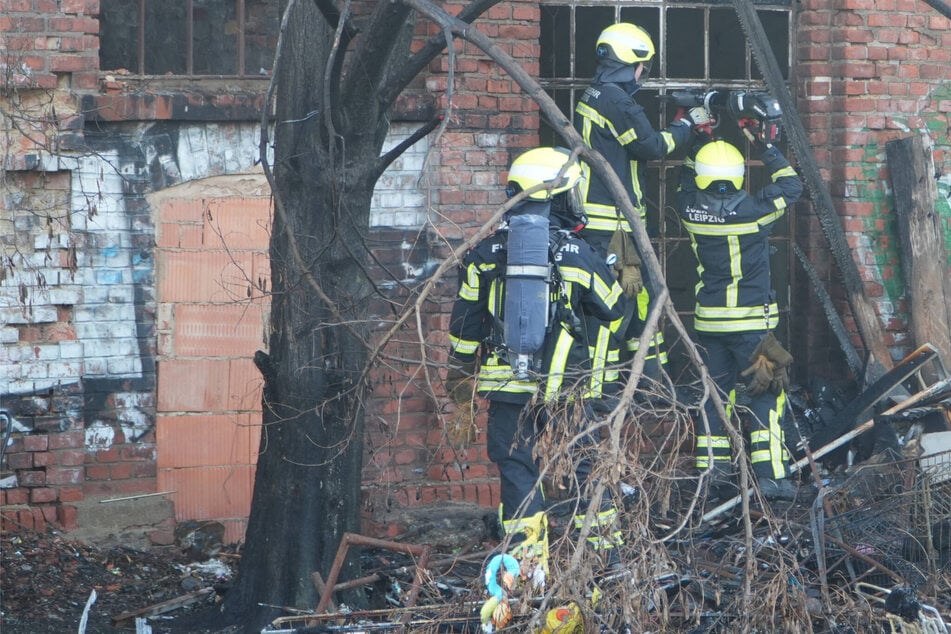 Leipzig: Feuerwehr rettet zwei Verletzte aus brennendem Lokschuppen im Lene-Voigt-Park