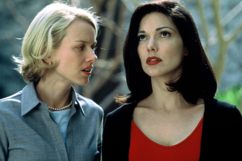 Naomi Watts (53, l.) und Laura Harring (57) in einer Szene aus "Mulholland Drive".