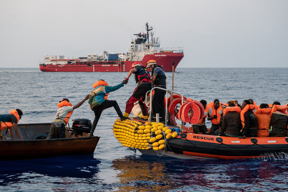 Seenotretter der europäischen Hilfsorganisation SOS Méditerranée bei der Rettung schiffbrüchiger Migranten.