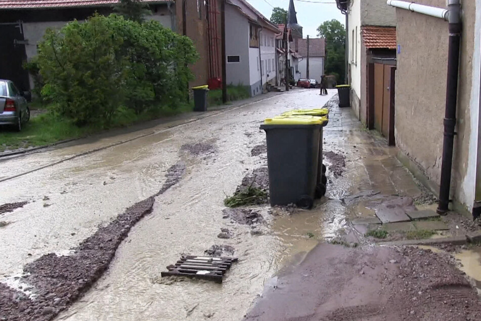 Eine Straße in Röhrensee, einem Ortsteil der Gemeinde Amt Wachsenburg im Ilm-Kreis, ist mit Schlamm und Wasser bedeckt. Die Gemeinde erwischte es beim vergangenen Unwetter. Für das Wochenende warnt der DWD großflächig vor Unwettern in Thüringen.