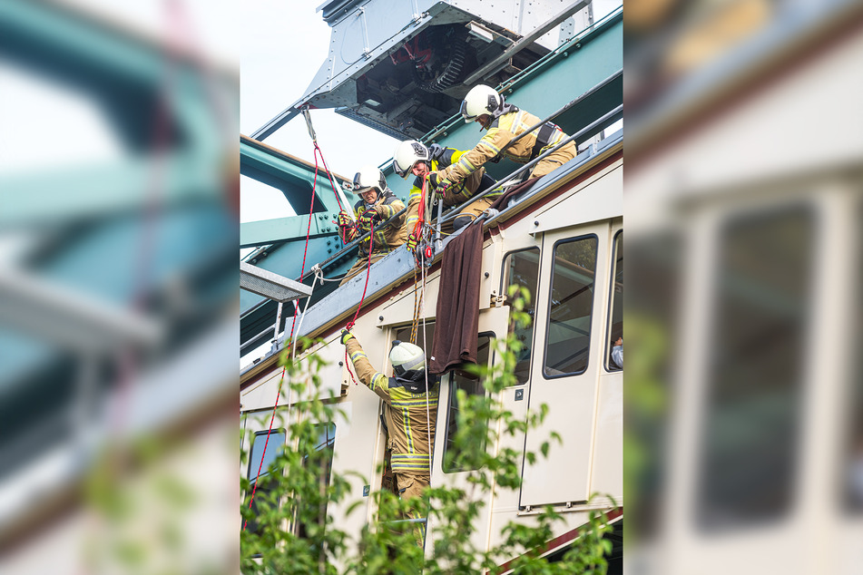 Jährlich wird das Abseilen aus der Bahn geübt.