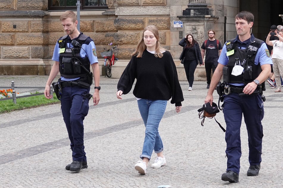 Klimaschützerin Maike Grunst (21) wurde von der Polizei abgeführt.