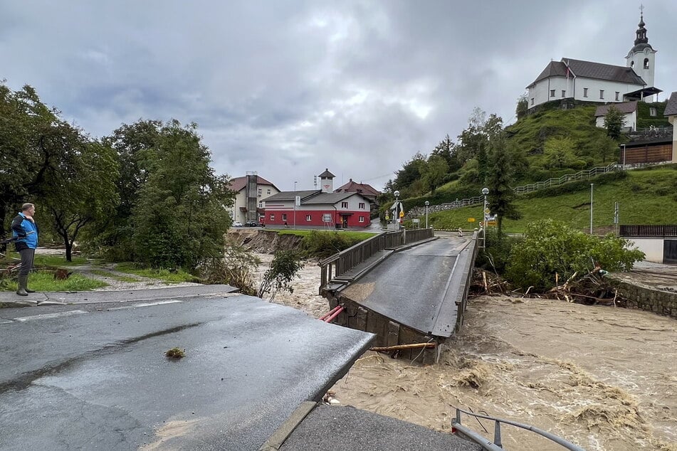 Eine Brücke stürzte in der Nähe der Stadt Kamnik (Slowenien) ein.