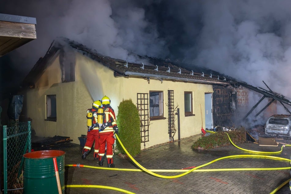 Unzählige Einsatzkräfte bekämpften die Flammen des Wohnhauses.