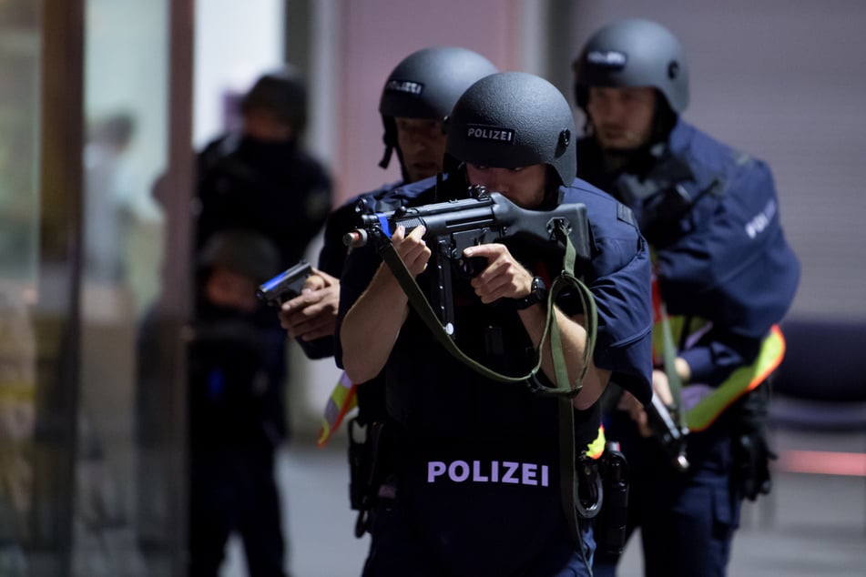 Wie verhält man sich im Ernstfall? Münchner Polizisten bereiten sich immer wieder mit Übungen auf spezielle Einsätze vor.