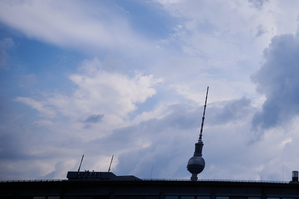Am Berliner Himmel dürften am Dienstag vor allem Wolken zu sehen sein.