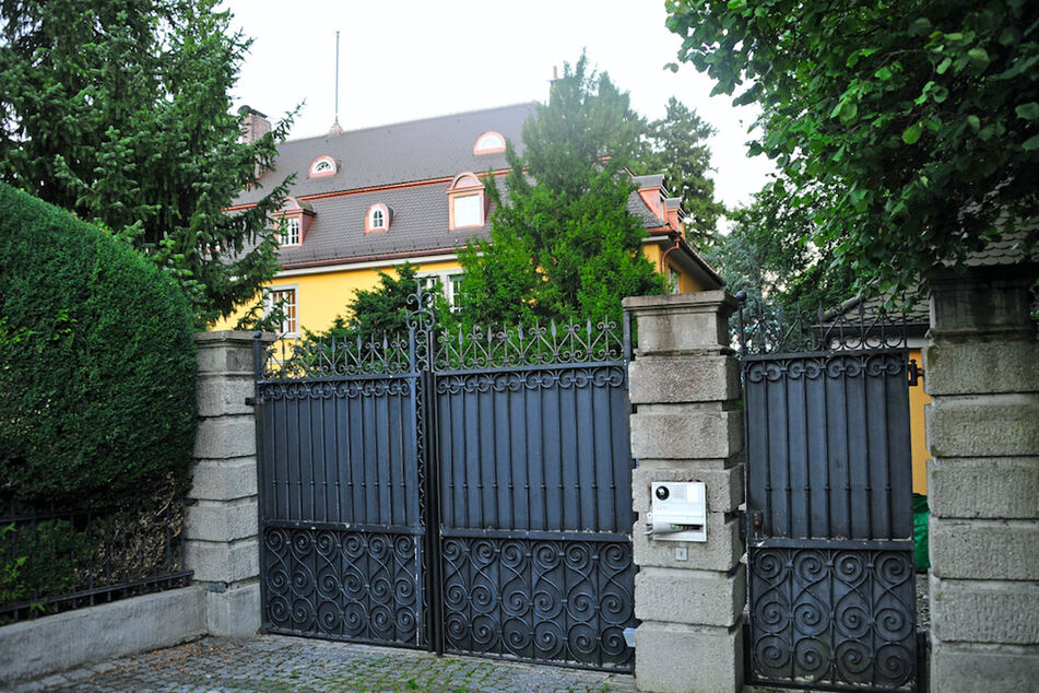 Das Eingangstor zur Villa des thailändischen Königs Maha Vajiralongkorn am Starnberger See.