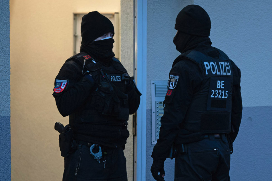 Nach dem Verbot einer salafistischen Vereinigung führen Polizeibeamte am Donnerstagmorgen in Moabit eine Razzia durch.