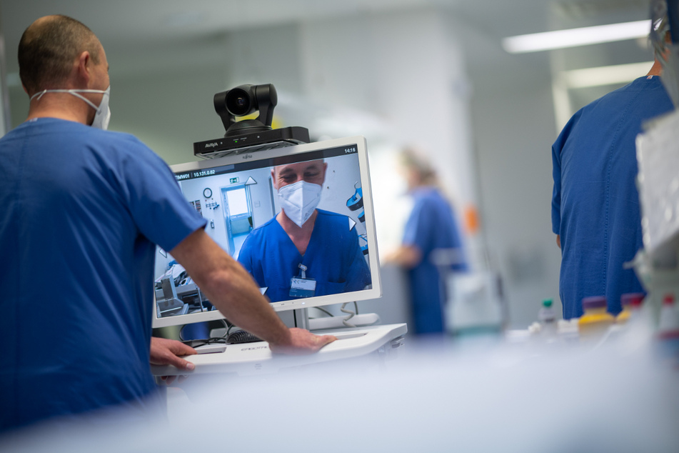 Ein Oberarzt steht auf der Intensivstation des RKH Krankenhauses Mühlacker (Baden-Württemberg) vor einer mobilen Telemedizin-Station.