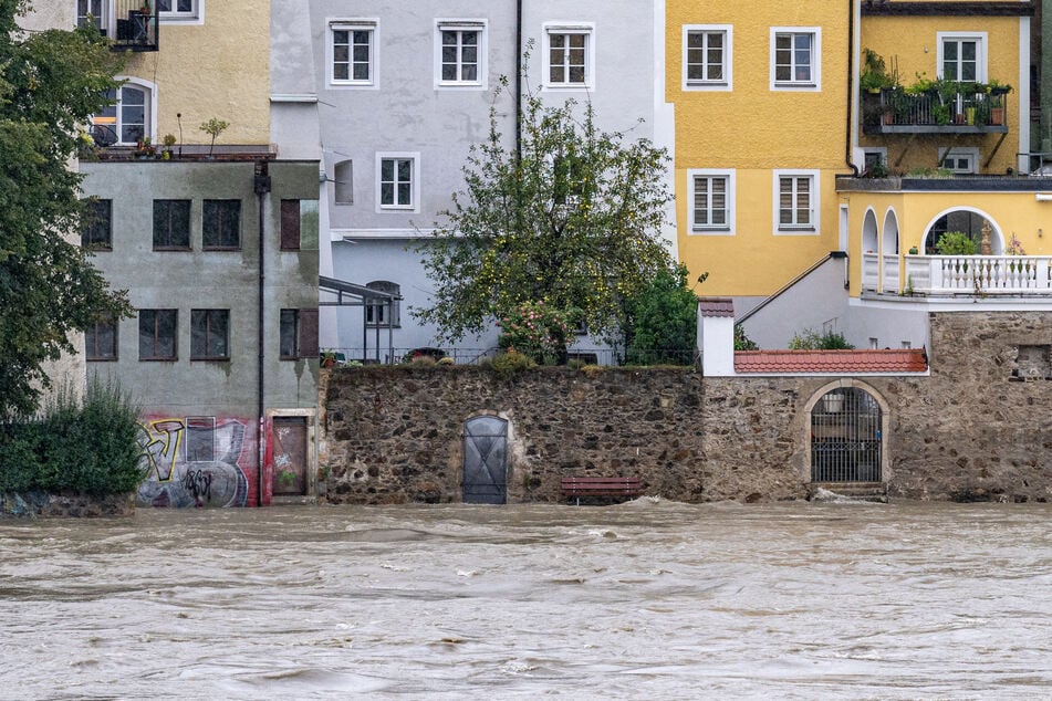 Die Inn steht vor den Häusern in Passau. Der Höchststand der Pegel wird Sonntagmorgen erwartet.