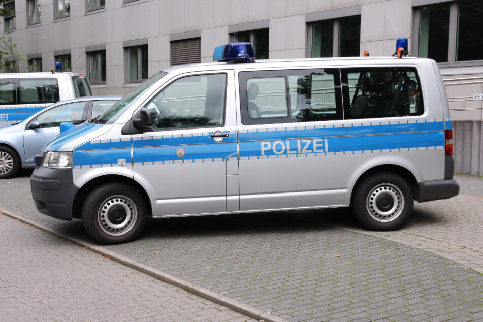 Die Polizei entdeckte im Abfall Briefe samt Anschrift einer Anwohnerin (Symbolbild).