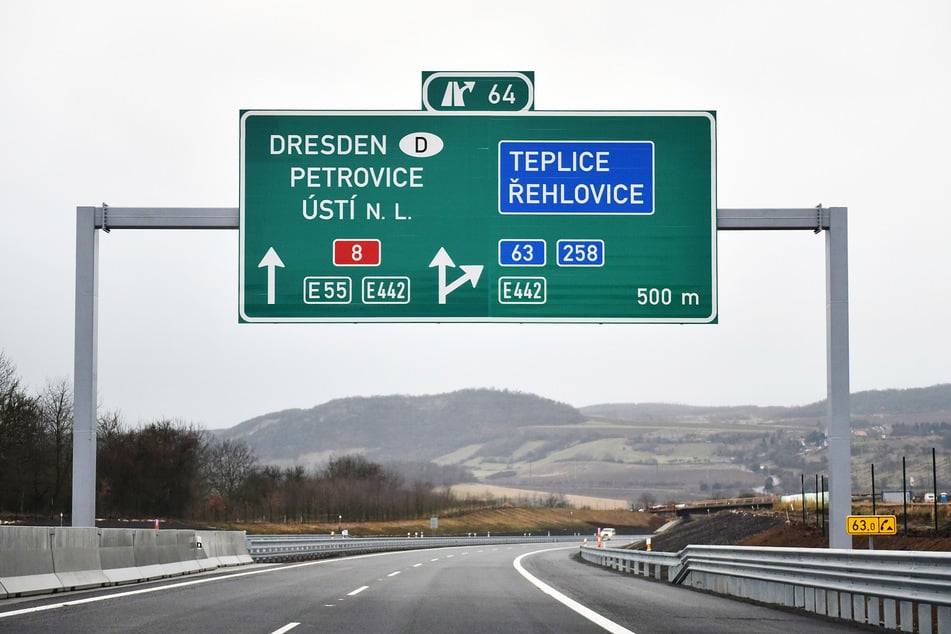 Die Autobahn D8 wird in Deutschland zur A17. Sie verbindet Dresden mit Prag.