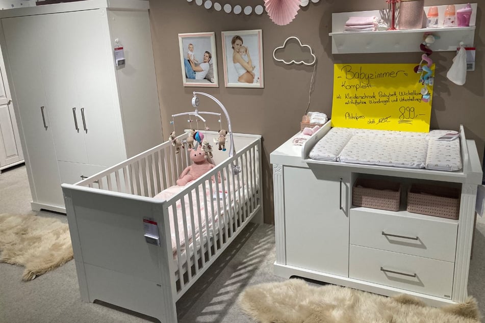 Höffner räumt Verkaufsflächen und gibt Ausstellungs-Möbel mega günstig ab