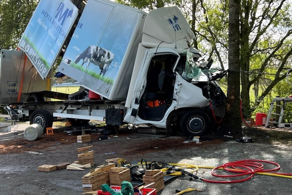 Transporter prallt gegen Baum - 64-Jähriger schwer verletzt