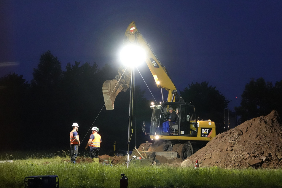Zwischen 3 und 6 Uhr legte ein Bagger den verdächtigen Metallgegenstand frei.