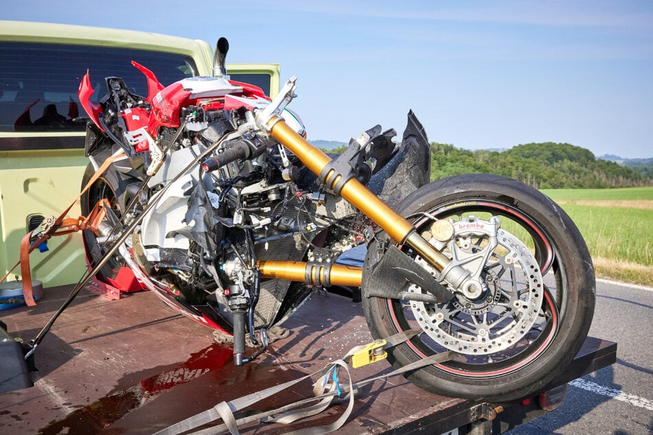 Das Vorderrad der Ducati Panigale V4S wurde fast abgerissen.