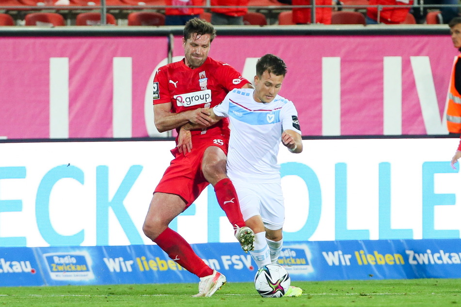 38 Jahre, aber noch immer unverzichtbar im FSV-Sturm: Ronny König (l.).