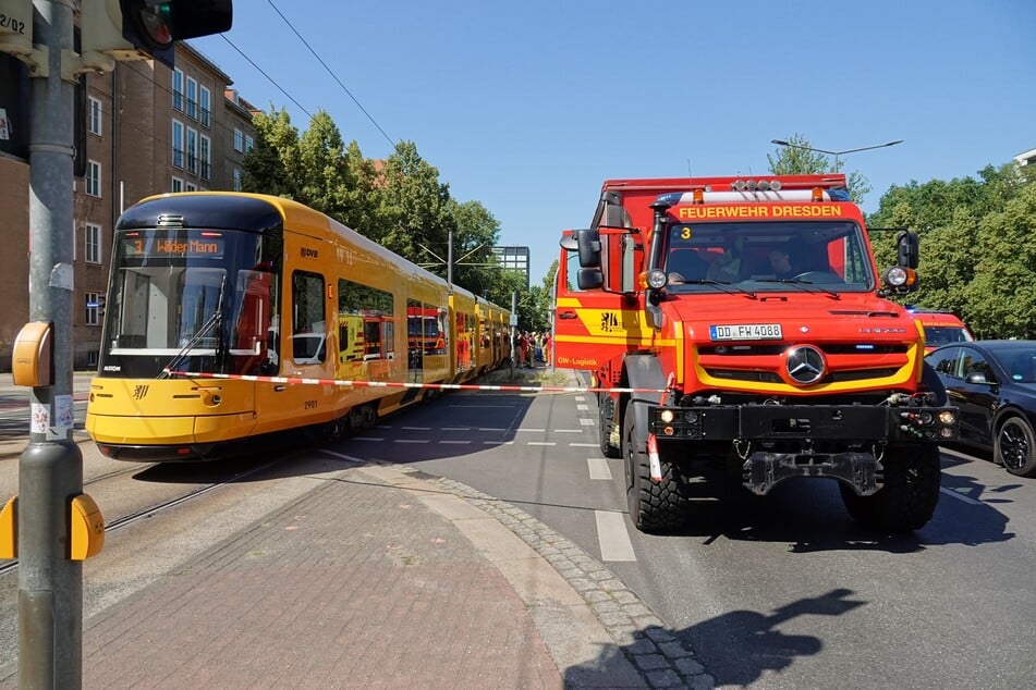 Eine Tram der Linie 3 hat bei der Einfahrt in die Haltestelle "Reichenbachstraße" eine Person erfasst.