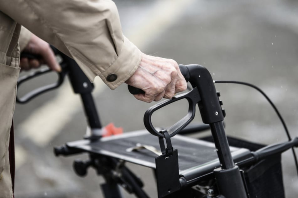 Die verletzte Seniorin wurde in ein Krankenhaus gebracht. (Symbolfoto)