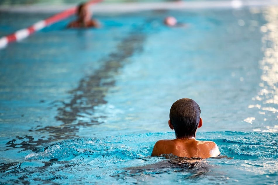 Der Mann wurde im Schwimmbad festgenommen. (Symbolfoto)