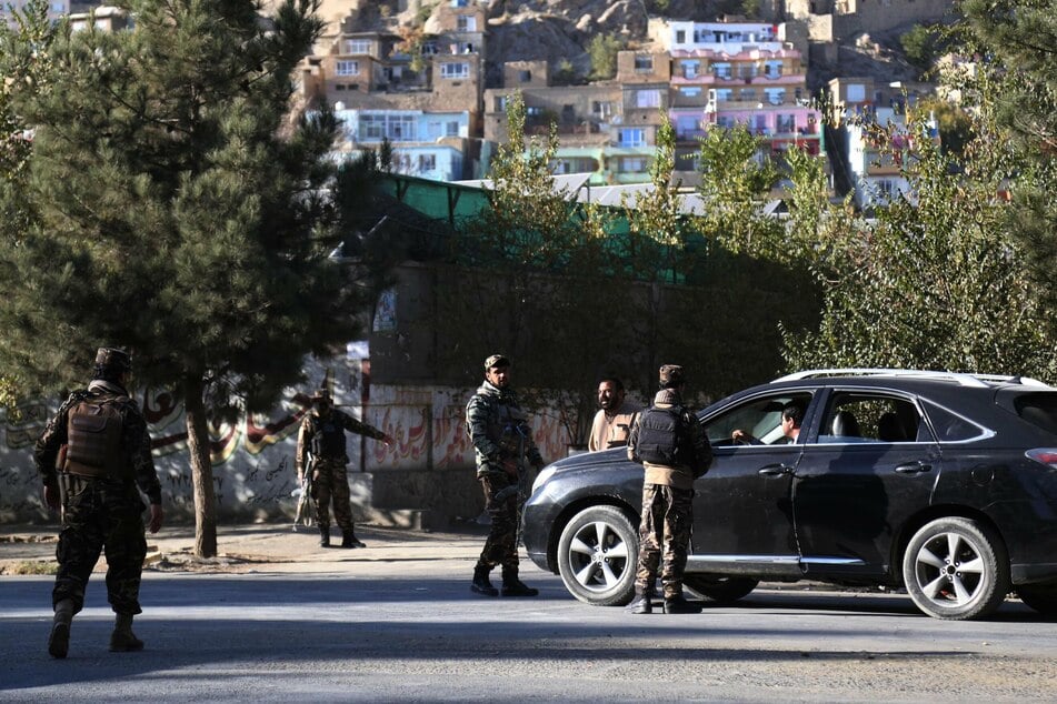 Afghanische Sicherheitsbeamte bewachen nach dem Anschlag die Straßen in der Nähe der Universität von Kabul.