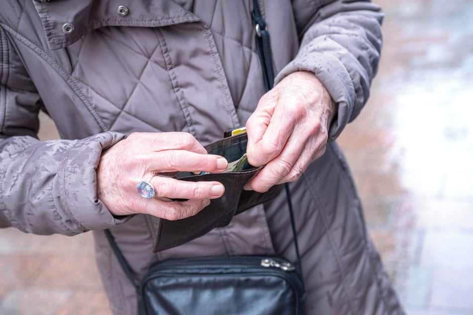 Ein Unbekannter erschien am Abend an der Wohnung der Seniorin. Kurz darauf war ihr gesamtes Erspartes verschwunden. (Symbolfoto)