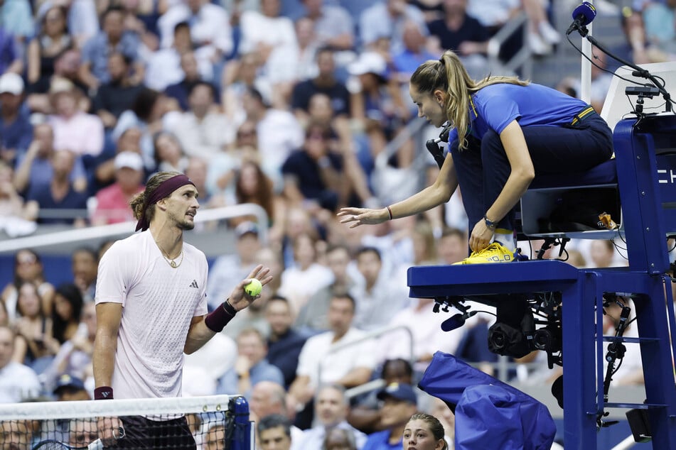Im Finale in New York erhielt Zverev von Schiedsrichterin Marijana Veljović (39, r.) eine Verwarnung wegen Zeitspiels.